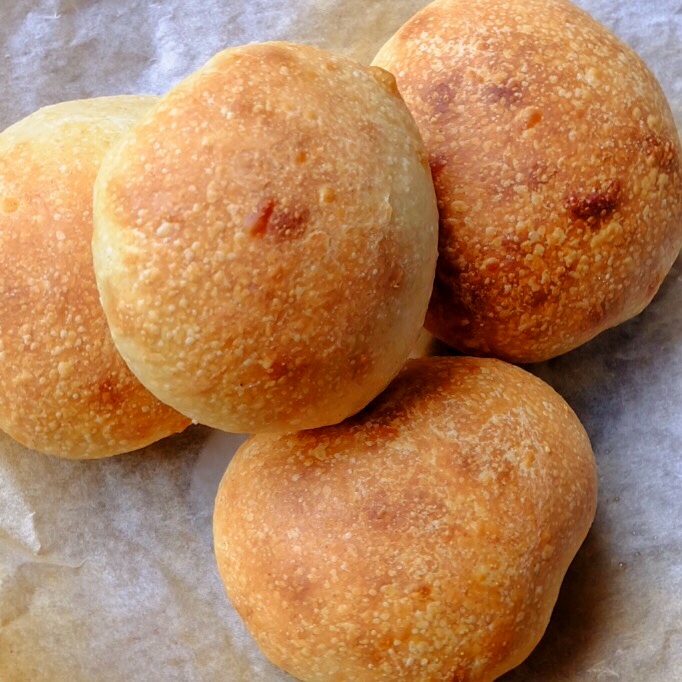 dinner rolls bread