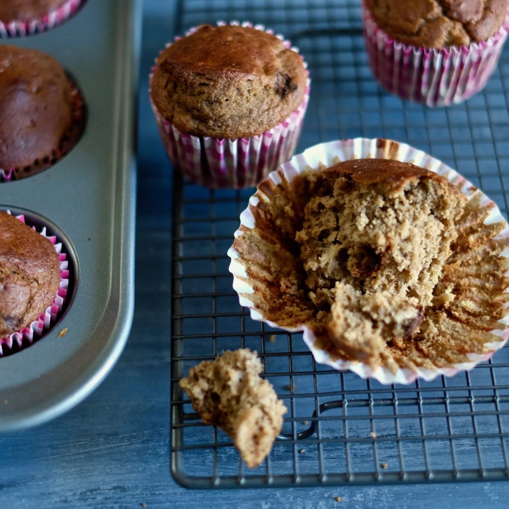 bake these healthy chocolate chip banana muffins