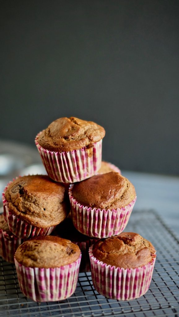 bake these healthy chocolate chip banana muffins